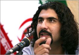 رضا ثروتی: کارگردان‌های تئاتر باید پوست کرگدن و بال‌های ماهی داشته باشند