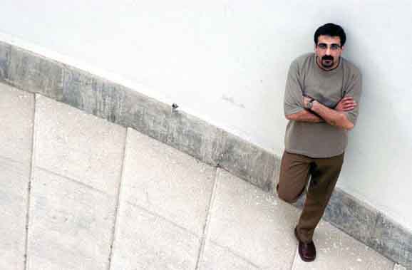 سید جواد یحیویی در یک تئاتر بازی می کند