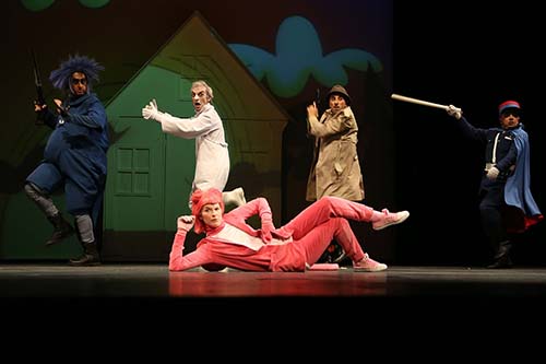 نقد/ نمایش ˝ردپای صورتی˝ کار آروند دشت‌آرای