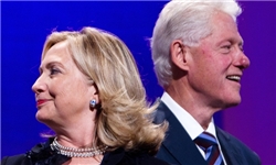 بیل کلینتون و هیلاری کلیتون بر صحنه تئاتر می‌روند