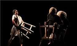 «دو پای آویزان» در تالار حافظ اجرا می شود