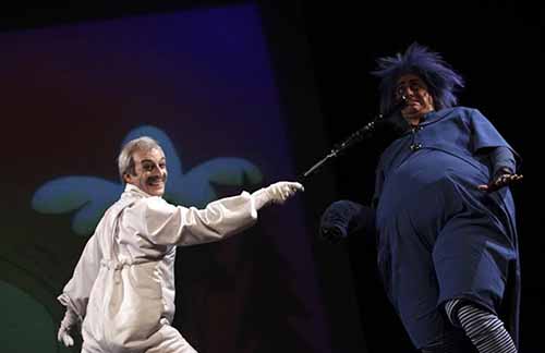 اجرای نمایش «ردپای صورتی» تحت تاثیر جام‌جهانی