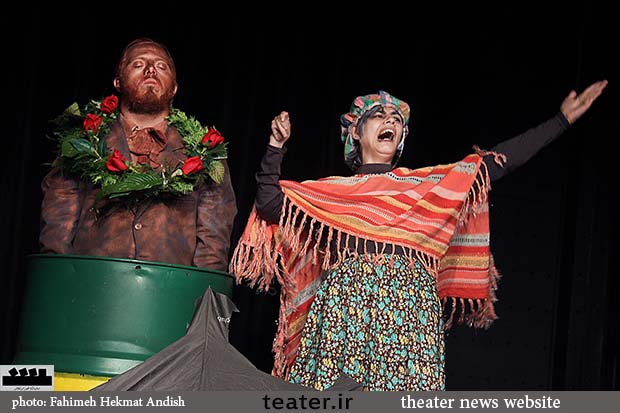 معلولان روی صحنه هنرنمایی می‌کنند/ «پرده‌برداری» از مجسمه نویسنده‌ای ریاکار