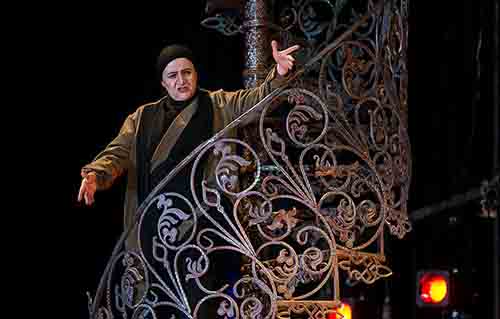 گلاب آدینه وارد دنیای موسیقی شد