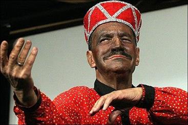 عروسک سعدی افشار در نمایش «شب‌نشینی با مولیر»