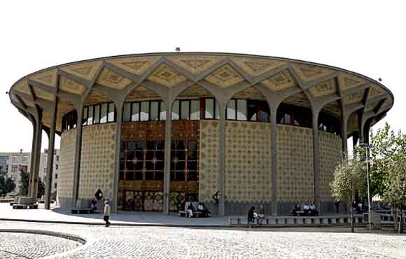 غریب پور تمایلی برای همکاری در بازسازی تئاتر شهر ندارد