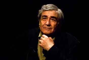 قیام تماشاگران تئاتر به احترام سمندریان