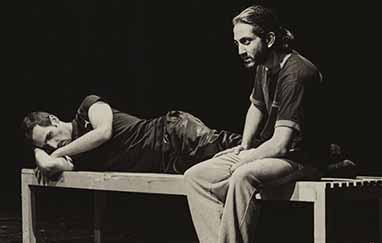 خشونت نمادین در یک تئاتر