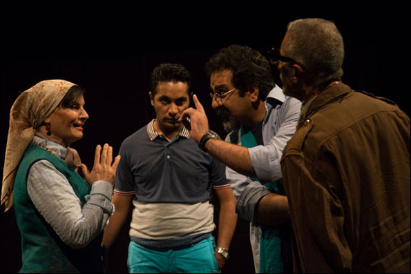 تقابل سه نسل در نمایش «هرکس با تنهایی‌اش»