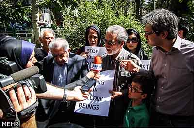 عزت‌الله انتظامی و خانواده‌اش به دفتر سازمان ملل رفتند