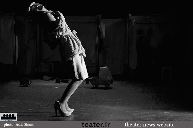 نگاهی به نمایش ننه‌دلاور/ آدم‌ها و عروسک‌‌ها در میدان جنگ