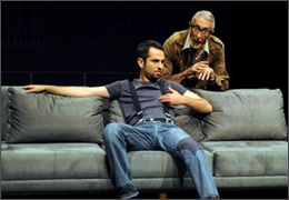 نگاهی به نمایش جدید مهدی احمدپناه/میزانسن‏‌های دقیق و ماهرانه در ˝هر کس با تنهایی‏‌اش˝