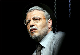 ˝جان مادرتان برقصید˝در تالار محراب در حال اجرا  است