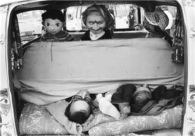 حمید جبلی با عکسهایش در جشنواره تئاتر عروسکی