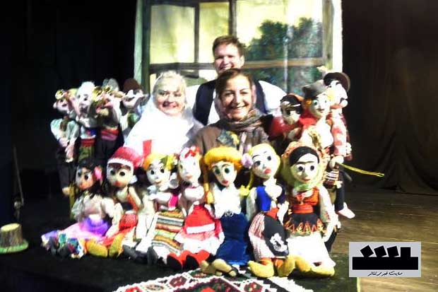 عکس یادگاری مرضیه برومند با عروسکهای صربستان