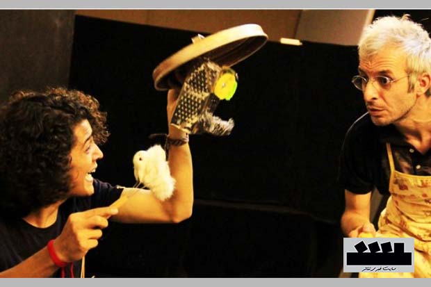 جا نبود مخاطبان روی زمین نشستند!