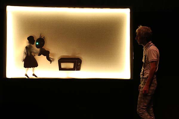 یک عشق فانتزی عروسکی، تماشاگران را به خنده انداخت