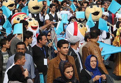 دنیا گفتاری از نقش کم‌رنگ زنان در جشنواره تئاتر خیابانی مریوان انتقاد کرد