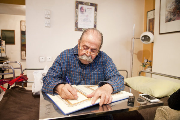 تندیس سوگواره «خمسه» به محمدعلی کشاورز اهدا می‌شود