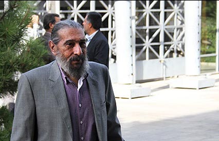 پیکر انوشیروان ارجمند از مقابل تلار وحدت تشییع می‌شود