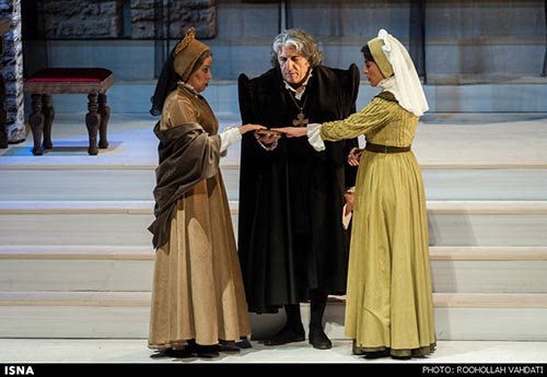 چند نفر به تماشای این نمایش نشستند؟