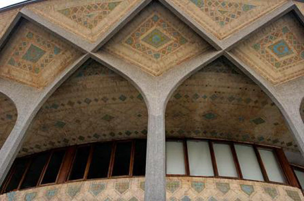 بازسازی تالار قشقایی متوقف شد