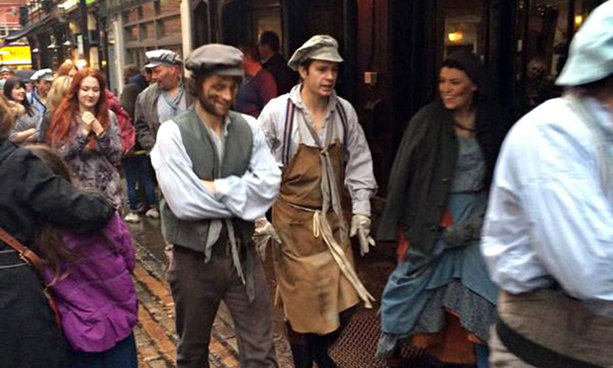 آتش سوزی در تئاتر لندن / بازیگران به خیابان آمدند