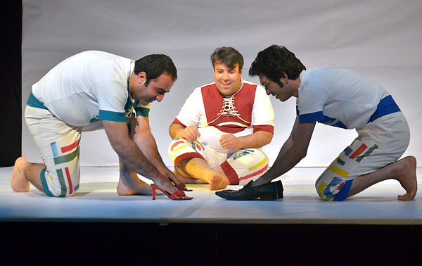 «به کفشات نگاه کن»/ اجرایی ساده اما شگفت انگیز «به کفشات نگاه کن»/ اجرایی ساده اما شگفت انگیز