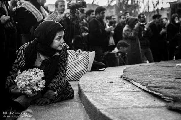 دختر گل فروشی که به تماشای تئاتر رفت + عکس