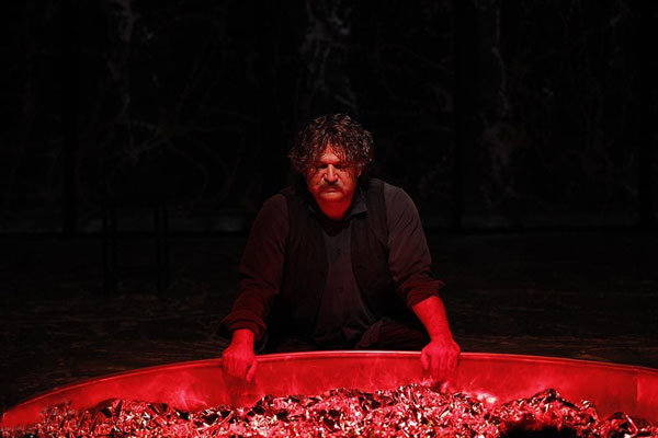 تئاتر حسین پاکدل آغاز شد/ «یک صبح ناگهان» روی صحنه رفت