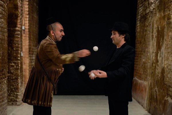 «کچلو» به تماشاخانه آو می رود