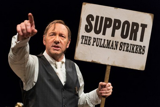 تئاتر لندن از کوین اسپیسی تقدیر میکند تئاتر لندن از کوین اسپیسی تقدیر میکند