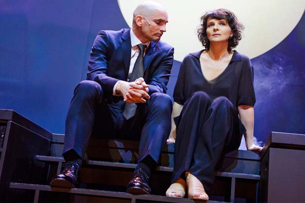 عکسهایی از نمایش «آنتیگونه» با بازی ژولیت بینوش