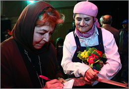 لیلی گلستان درخت صلح را به موزه صلح اهدا کرد لیلی گلستان درخت صلح را به موزه صلح اهدا کرد