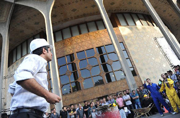 اجرای نمایش های خیابانی ویژه سال نو در محوطه تئاتر شهر