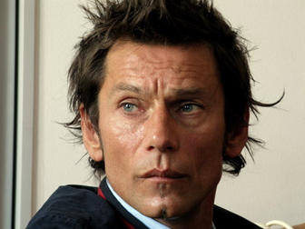 جای خلقِ جهان تازه تقلید می‌کنیم