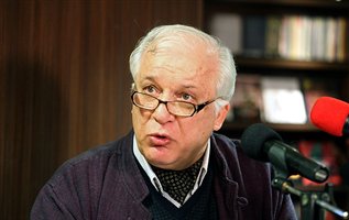 خسرو سینایی «پرواز ایکار» را افتتاح میکند خسرو سینایی «پرواز ایکار» را افتتاح میکند