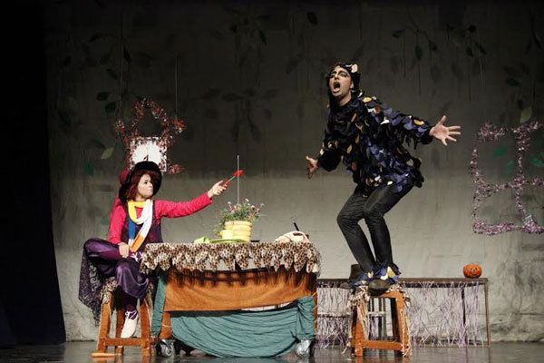 عمو قناد زنگ افتتاح نمایش ˝مترسک خودت باش˝ را نواخت عمو قناد زنگ افتتاح نمایش ˝مترسک خودت باش˝ را نواخت