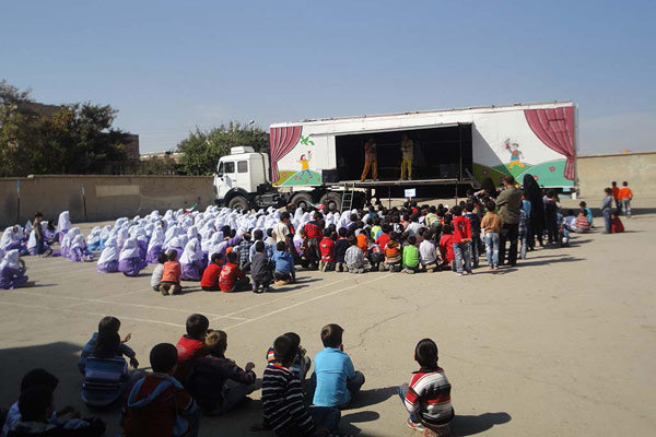 تریلی کانون «شنل قرمزی» را حمل می کند