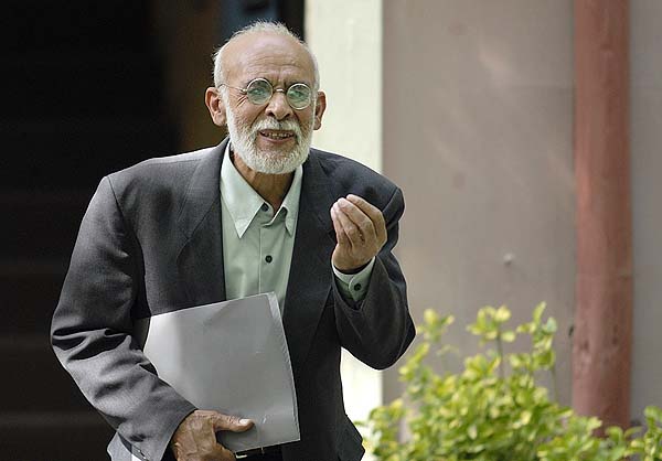 اهدا مدالیوم خانه‌تئاتر به مهدی فقیه