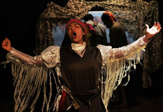 نمایش «آدم آدم است» روی صحنه رفت