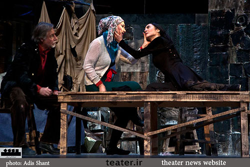 افتتاح نمایش «در اعماق» بدون حضور کارگردان