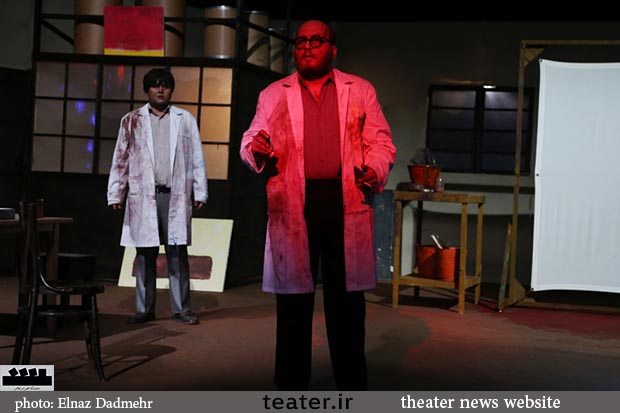 نمایش «قرمز» در برج آزادی روی صحنه است