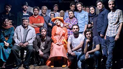 نمایش «چیزی یادم نمیاد» با حضور هنرمندان به روی صحنه رفت