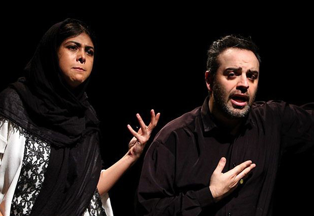 نگاهی به نمایش «زبان اصلی» قاضی باش! نه تماشاچی