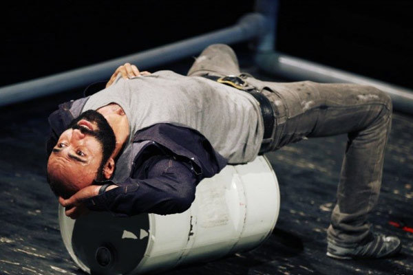 بازیگر نمایش «تخلف ميزانسنيك سهراب» آسیب دید