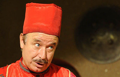 جواد انصافی با خانواده‌اش تئاتر اجرا می‌کند