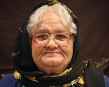 اکبر عبدی «ننه خاور» را روی صحنه می‌برد