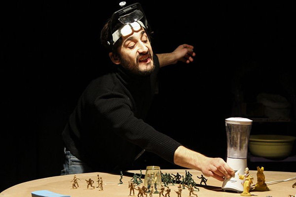 «قلعه انسانات» دو زبانه اجرا می‌شود