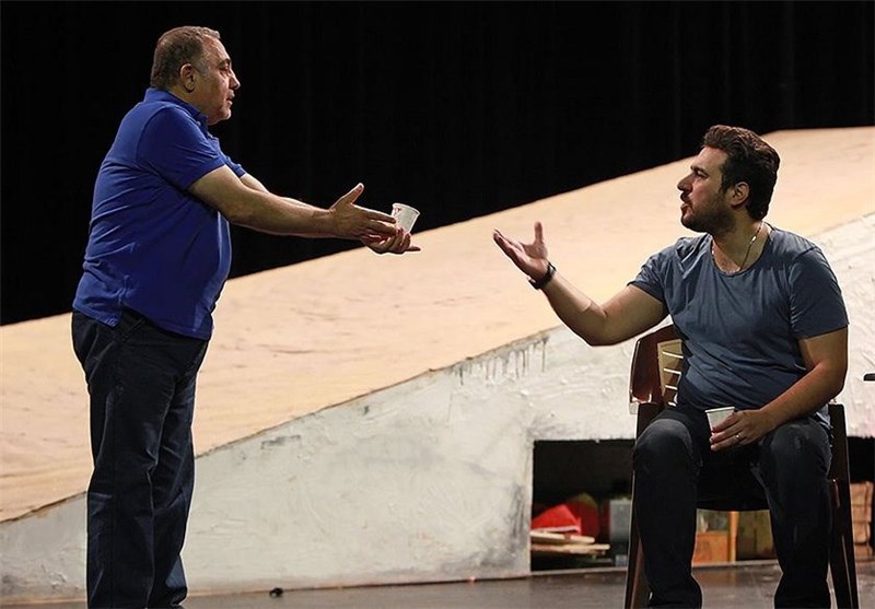 «پپرونی برای دیکتاتور» دو اجرایی شد